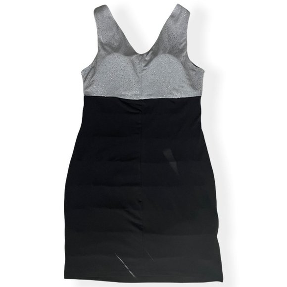 3/$30 ⭐️ SLEEVELESS V-Neck Gray and Black Dress - Picture 3 of 6